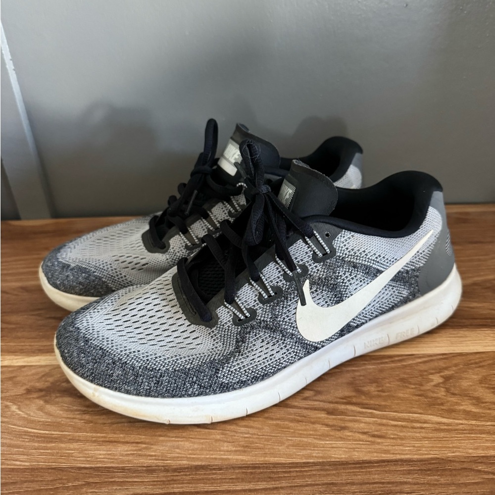 Nike Men's Gray and Black Knit Training Sneakers